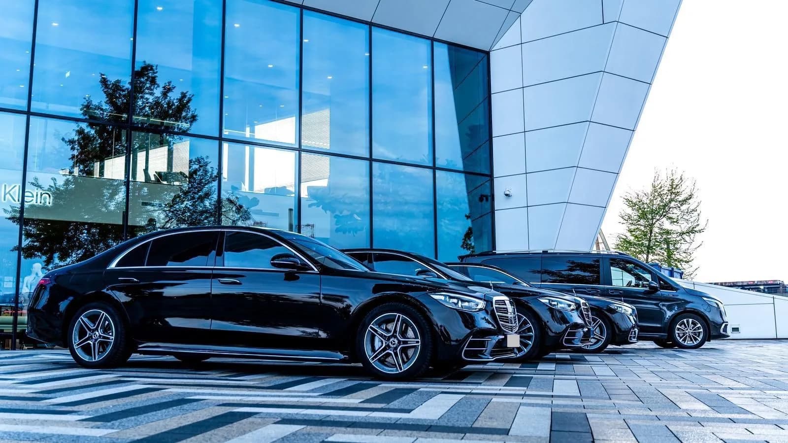 Schipholride zakelijke vloot: Mercedes S-Class en V-Class voor een modern glazen kantoorgebouw