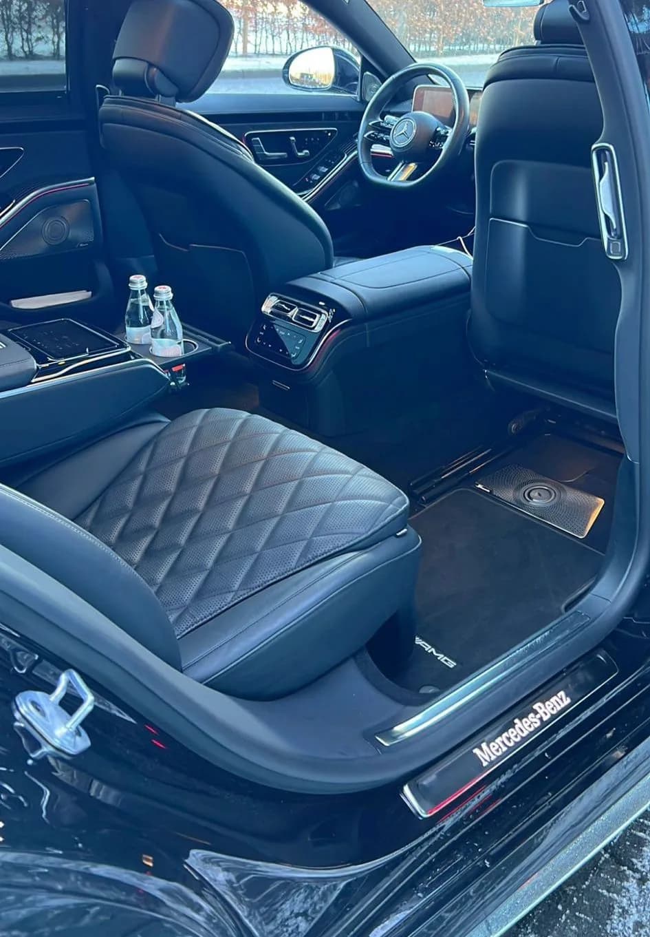 Luxe Mercedes S-Class interieur met diamant-gestikt leer, gekoeld water en verlichte instaplijst