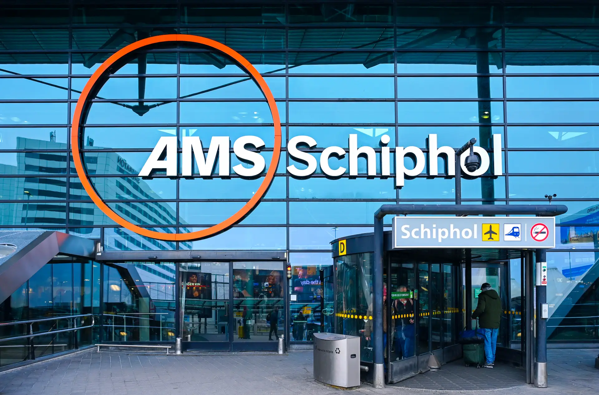 Taxi met chauffeur onderweg naar Schiphol Airport
