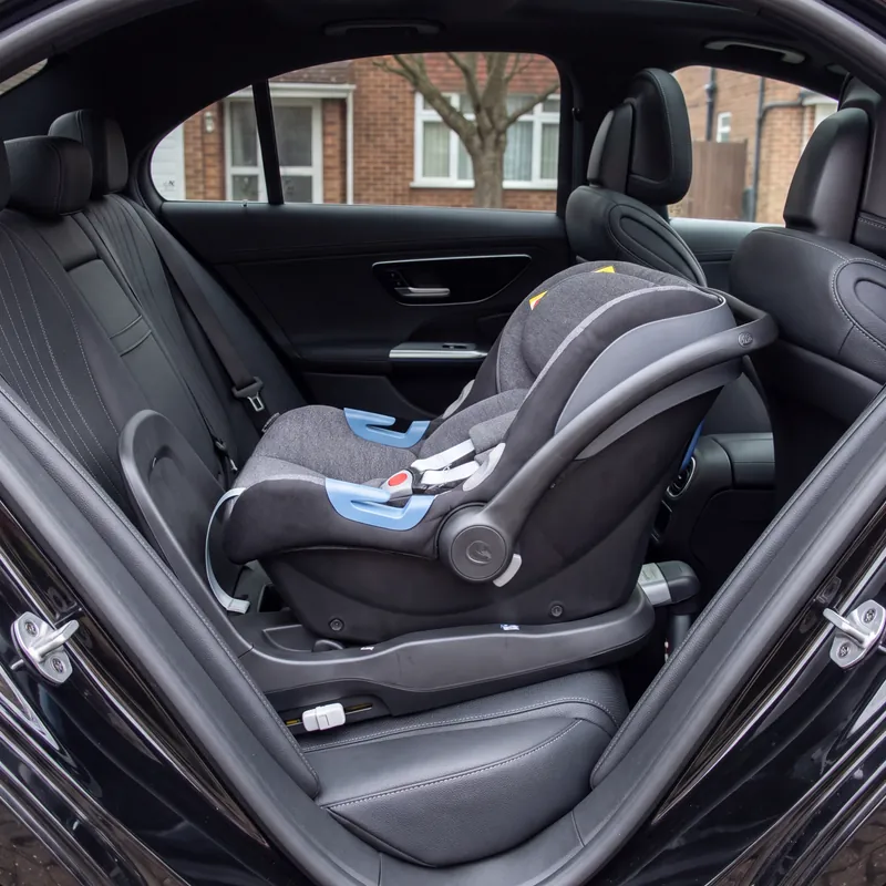 Maxi-Cosi vastgezet op de achterbank van een auto