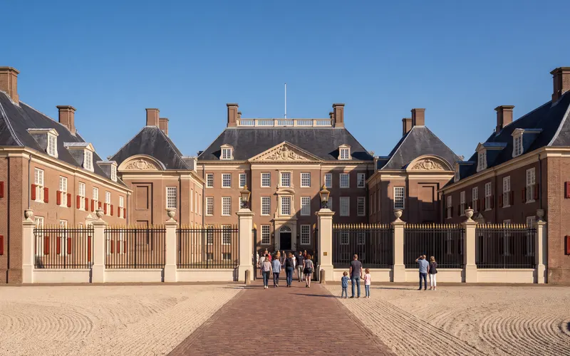 Paleis Het Loo in Apeldoorn, gezien over het voorplein onder een blauwe lucht