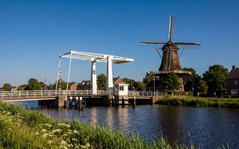 De witte Sloterbrug over de Ringvaart bij Badhoevedorp, met de Molen van Sloten aan de overkant