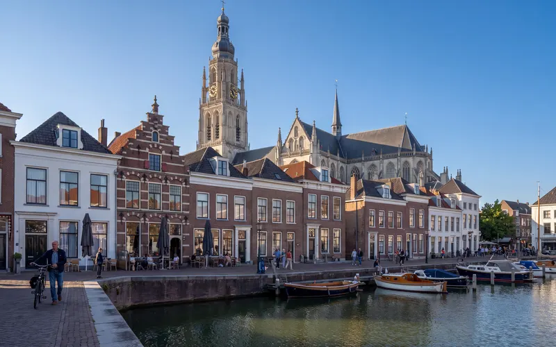 De Haven van Breda met de toren van de Grote Kerk boven de huizen