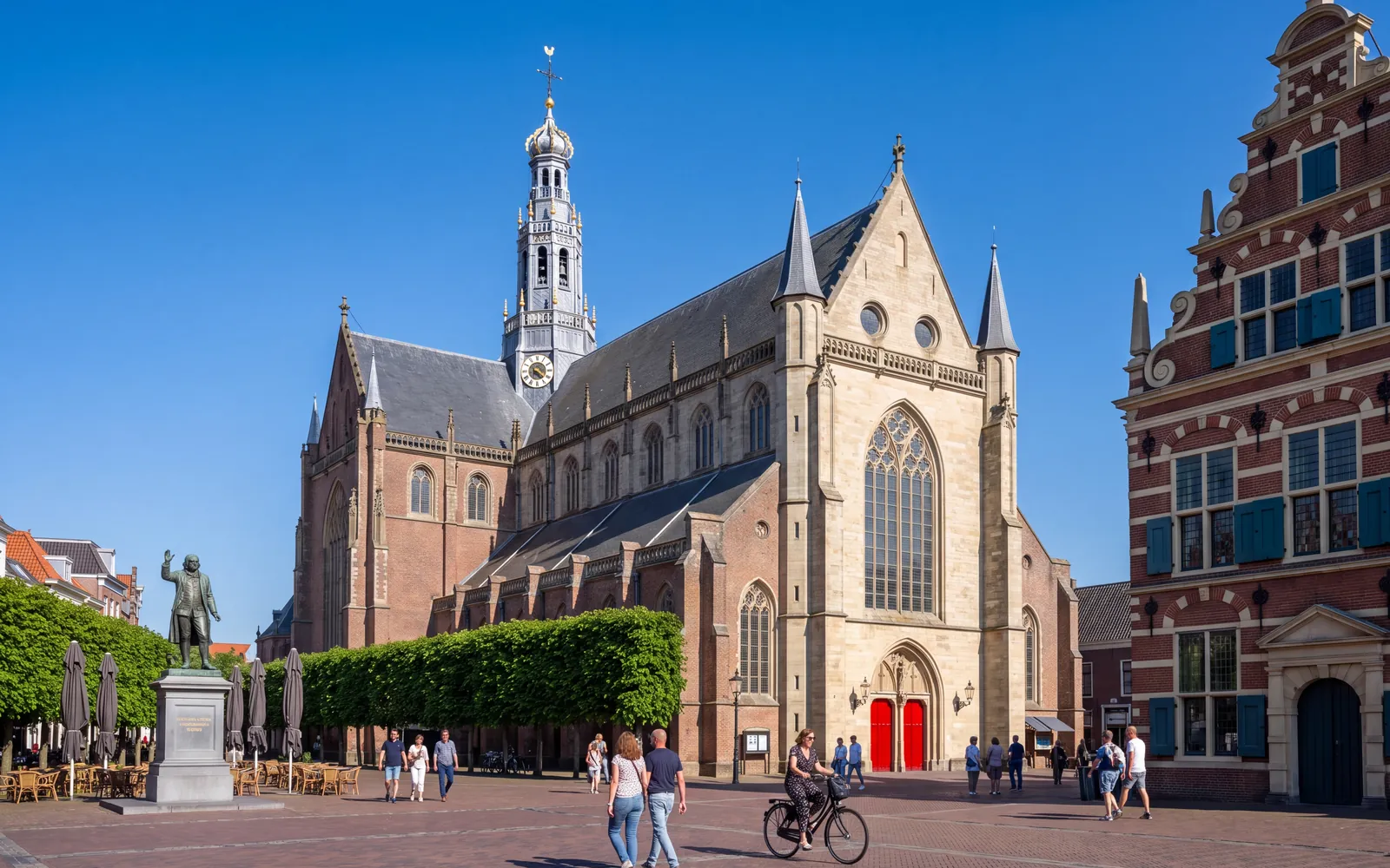 De Grote Markt in Haarlem met de Sint-Bavokerk onder een blauwe lucht