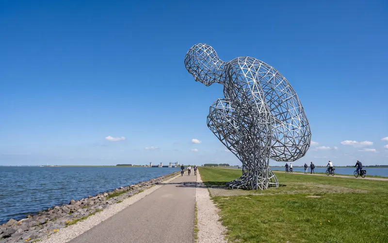 Het beeld Exposure van Antony Gormley op de dam bij Lelystad, aan het Markermeer