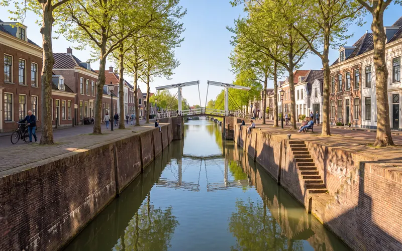 De Oude Sluis in Vreeswijk, Nieuwegein, met de witte ophaalbrug onder een blauwe lucht