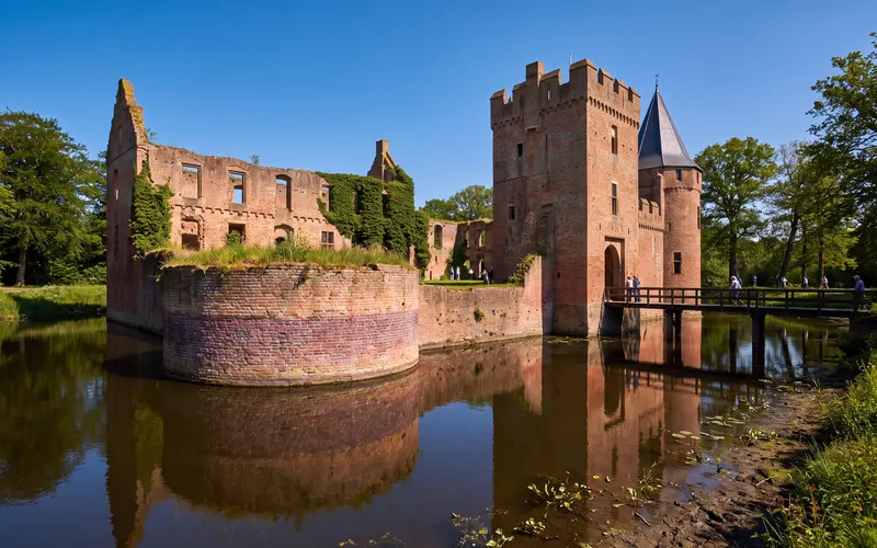 De Ruïne van Brederode in Santpoort-Zuid, gezien over de slotgracht
