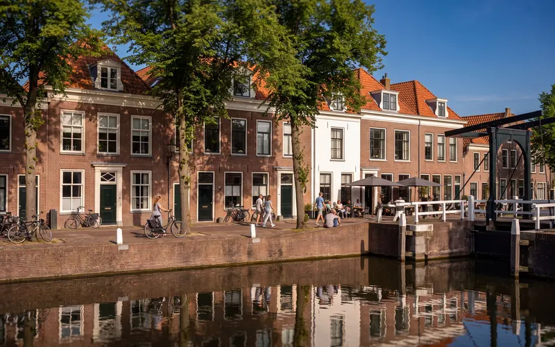 Oude huizen en bomen aan de Kolk in Spaarndam, met het sluishoofd