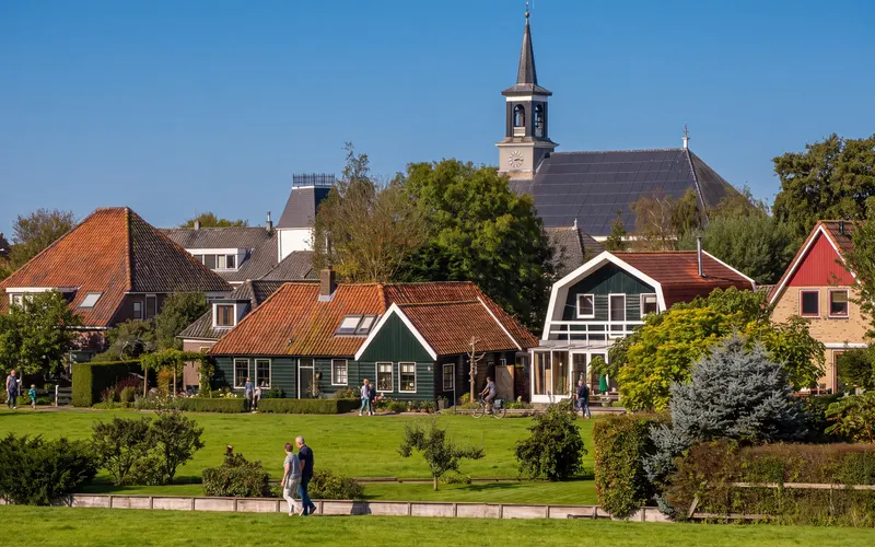Wooden houses in Warder with the old church behind them