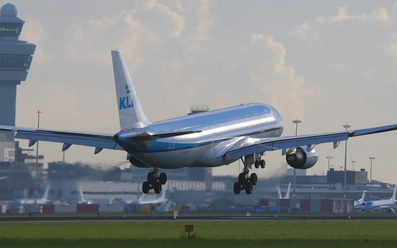 Landend vliegtuig bij Schiphol